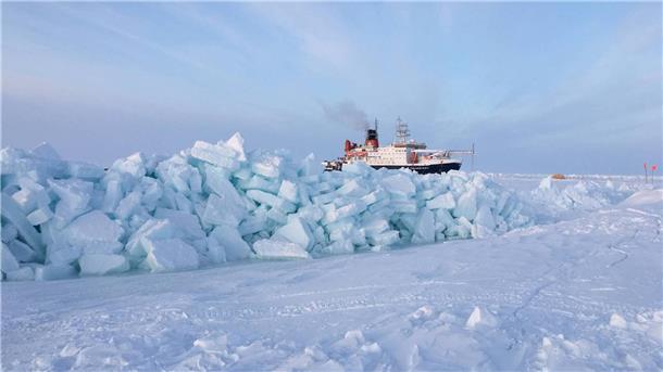 Alarmierende Forschungsergebnisse aus der Arktis: Das alte Eis stirbt Forschungsschiff "Polarstern" hinter Presseisrücken