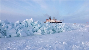 Alarmierende Forschungsergebnisse aus der Arktis: Das alte Eis stirbt Forschungsschiff "Polarstern" hinter Presseisrücken