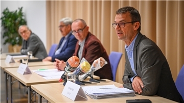 Pressekonferenz im Lagezentrum in der Hochschule mit Michael Frost (von rechts), Ronny Möckel, Melf Grantz und Volker Heigenmooser.