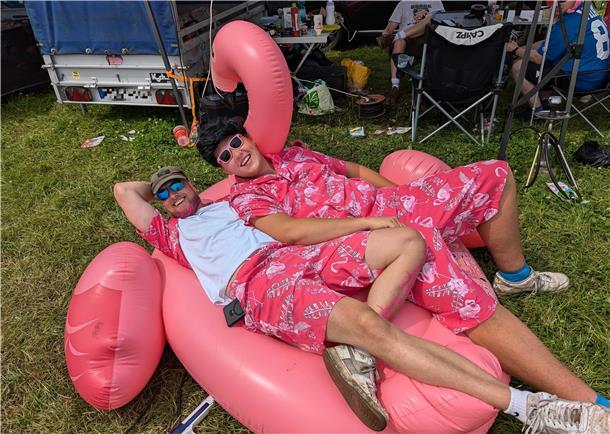 Deichbrand 2024: Das sind die schönsten Fotos vom Donnerstag Pretty in Pink: Thorben und Lasse erleben das Deichbrand im Flamingo-Stil.