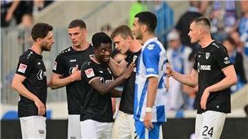 Preußen traf nach Belieben, Magdeburgs Livan Burcu (M) ist konsterniert  