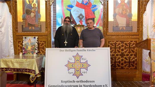 Es sind der Priester und der Hausmeister in der koptischen Kirche in Einswarden zu sehen. 