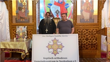 Es sind der Priester und der Hausmeister in der koptischen Kirche in Einswarden zu sehen. 