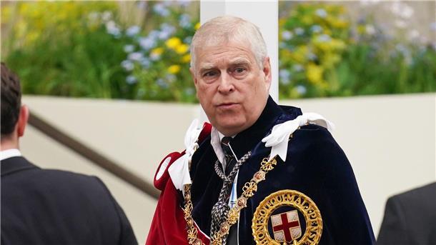 Britische Royals verteilen militärische Ehrentitel neu Prinz Andrew, Duke of York, kommt zur Krönungszeremonie des britischen Königs Charles III.