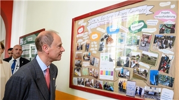 Prinz Edward besucht die Schule am Schillerpark in Berlin-Wedding.