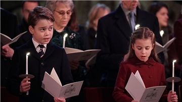 Prinz George (l) und seine Schwester Charlotte singen mit beim Weihnachtsgottesdienst „Together at Christmas“ in der Westminster Abbey.