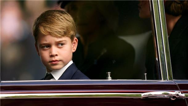 Der britische Prinz George wird zehn Prinz George vor der Beisetzung von Königin Elizabeth II. in London.