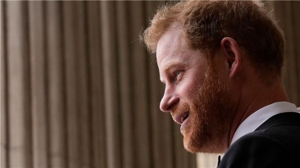 Harry und Elton John reichen Klage gegen Zeitungsverlag ein Prinz Harry und weitere Prominente haben eine gemeinsame Klage gegen den Verlag der „Mail on Sunday“ und der „Daily Mail“ eingereicht.