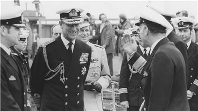 Prinz Philip als höchster Repräsentant der Königlichen Marine in einer Uniform eines Großadmirals. Er besuchte zwei Kriegsschiffe an der Columbuskaje.