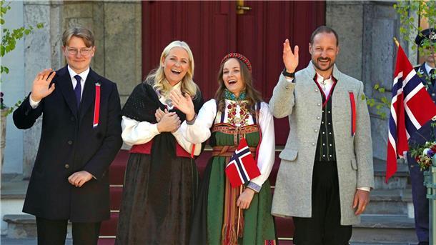 Prinz Sverre Magnus (l-r), Kronprinzessin Mette-Marit, Prinzessin Ingrid Alexandra  und Kronprinz Haakon am norwegischen Nationalfeiertag.