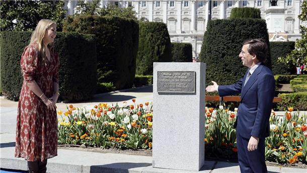 Dankbare Prinzessin: Amalia schenkt Madrid 7.500 Tulpen Prinzessin Amalia der Niederlande und Madrids Bürgermeister José Luis Martínez-Almeida enthüllen am neuen Tulpengarten an der Plaza de Oriente eine Gedenktafel.
