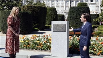 Prinzessin Amalia der Niederlande und Madrids Bürgermeister José Luis Martínez-Almeida enthüllen am neuen Tulpengarten an der Plaza de Oriente eine Gedenktafel.