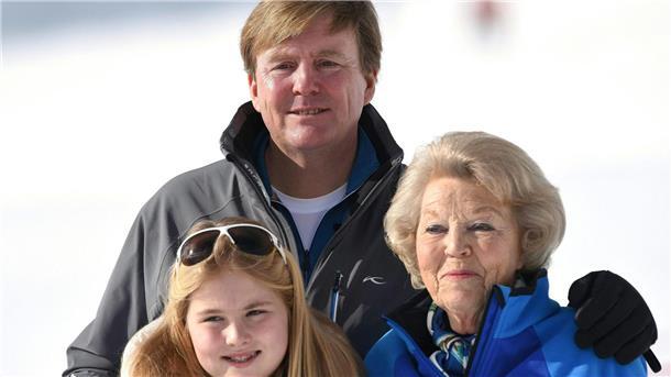 Prinzessin Beatrix, Prinzessin Catharina-Amalia und König Willem-Alexander der Niederlande im Skiurlaub in Lech am Arlberg 2015.