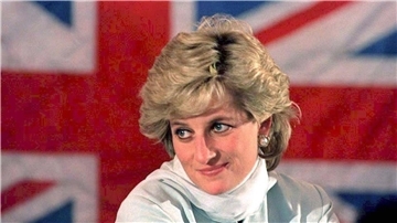 Prinzessin Diana 1996 vor der britischen Fahne in Pakistan.