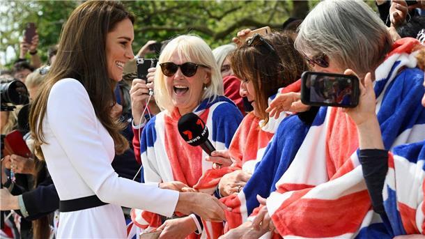 Prinzessin Kate (l) mit royalen Fans am Tag vor der Krönung von König Charles.