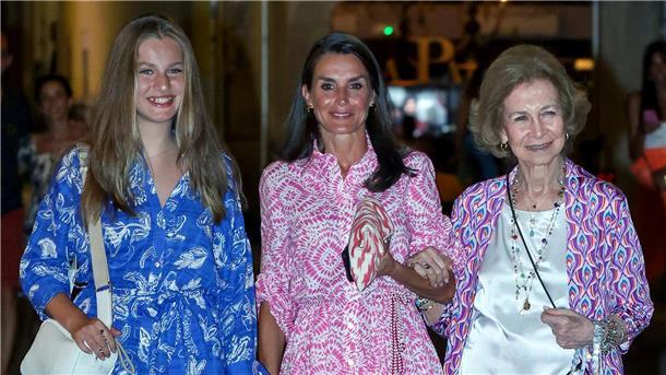Spaniens melancholische Ex-Königin Sofía wird 85 Prinzessin Leonor (l-r), Königin Letizia und die ehemalige Königin Sofía bei einem Besuch auf Mallorca im August 2022.