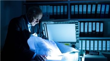 Privatdetektiv Georg Wilsberg (Leonard Lansink) bricht in eine Baufirma ein.