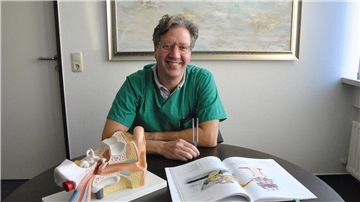 Privatdozent Dr. med. Elias Scherer ist seit 2016 Chefarzt der HNO-Klinik im Diakonieklinikum Rotenburg und klärt zum Thema Schwerhörigkeit auf.