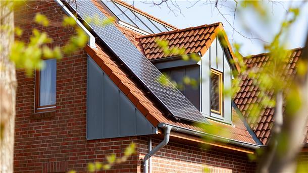 Ein Haus mit Solaranlage.