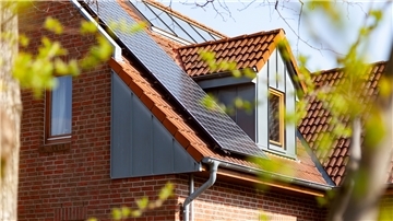 Ein Haus mit Solaranlage.