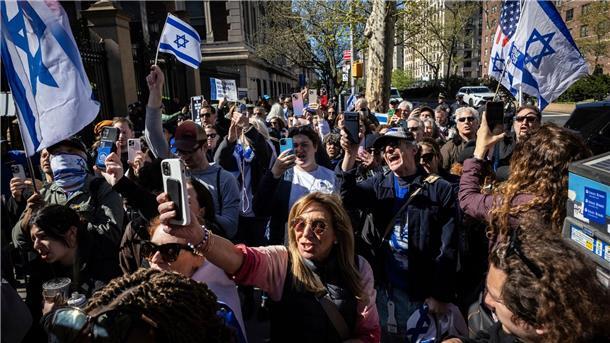 US-Unis wegen Gaza-Krieg im Ausnahmezustand Pro-israelische Demonstranten solidarisieren sich mit Columbia-Assistenzprofessor Shai Davidai.