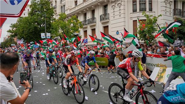 „Nicht zu brechen“: Israels Sportler und der Protest Pro-palästinensischer Protest bei der Spanien-Rundfahrt in Bilbao.