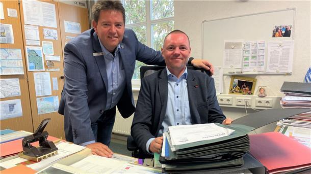 Probesitzen auf dem Stuhl des Kämmerers: Jens Kühne wird den Job von Bernd Rummel übernehmen. Bürgermeister Axel Linneweber ist froh, dass die Stelle so gut nachbesetzt werden kann.