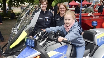 Probesitzen auf einem echten Polizeimotorrad: Am Stand der Polizeiinspektion Rotenburg machten vor allem jüngere Besucherinnen und Besucher der Blaulichtmeile davon Gebrauch.