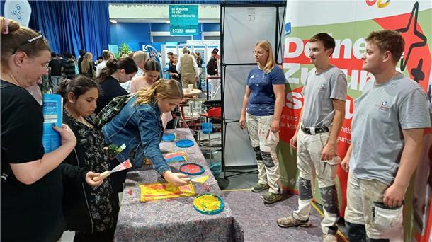 Schüler am Stand der Handwerkskammer Bremerhaven.