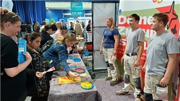 Schüler am Stand der Handwerkskammer Bremerhaven.
