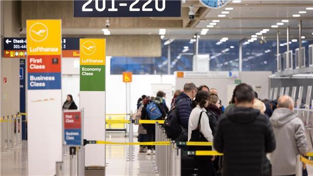 „Stabil und geordnet“ - Reiseverkehr zu Ostern rollt an Problemlose Abfertigung am Flughafen Köln/Bonn zum Auftakt der Osterferien.