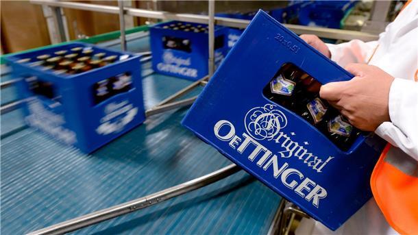 Oettinger-Chef prophezeit Pleitewelle bei Brauereien Produktion in der Oettinger Brauerei in Braunschweig. Derzeit ruht die Produktion wegen eines Warnstreiks. (Archivbild)