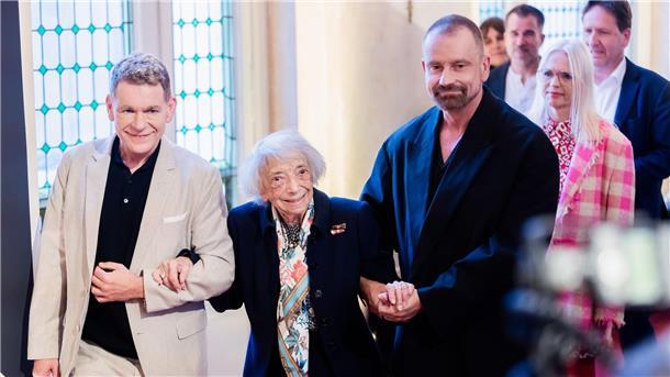 Produzent Peter Plate (l-r), Margot Friedländer und Produzent Ulf Leo Sommer bei der Premiere im Theater des Westens.