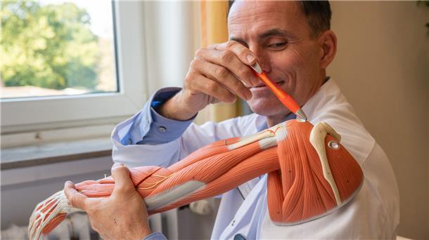 Prof. Dr. Marius von Knoch zeigt die Stelle eines möglichen Rotatorenmanschettenrisses.