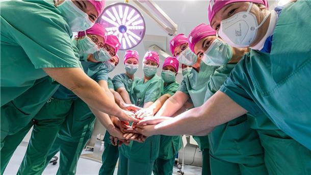„Die Chirurginnen“ wollen Frauen für das Messer begeistern Prof. Dr. med Katja Schlosser (l.) mit Kolleginnen im OP-Saal.