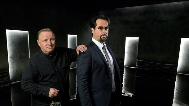 Prof. Karl-Friedrich Boerne (Jan Josef Liefers, r) findet sich im Limbus wieder. Der Herr, der hier das Sagen hat, sieht Kommissar Frank Thiel (Axel Prahl) zum Verwechseln ähnlich.