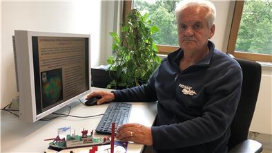 Prof. Klaus Dethloff hat zumindest ein Modell von der „MOSAiC“. Selbst in die Arktis reisen durfte er nicht, aber der Ideengeber dieser Mammut-Expedition ist auch von Potsdam aus hautnah dabei.