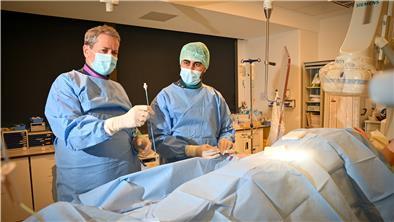 Prof. Rüdiger Dißmann (links), Chefarzt der Herzklinik in Reinkenheide, mit Oberarzt Sabri Muhammad im Herzkatheterlabor des Klinikums Reinkenheide. Dort werden Herzinfarkte behandelt.