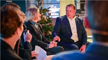 Prof. Sunhild Kleingärtner und Uwe Schmidt beim NZ-Talk zur „Seute Deern“ am Montagabend im DSM.