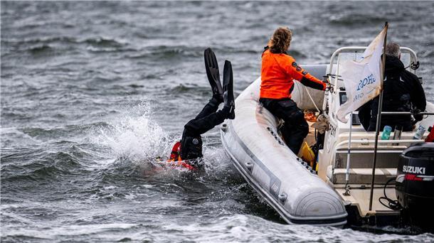 Verlorene Netze geistern durch die Nordsee Professionelle Taucherinnen und Taucher suchen in der Nordsee nach Geisternetzen.