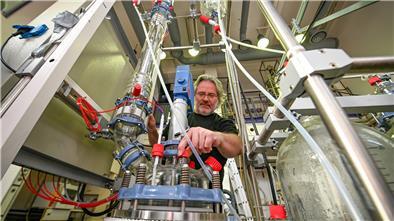 Professor Axel Gottschalk forscht an Rohbioölen.