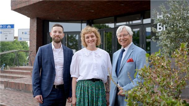 Warum Algen an der Hochschule Bremerhaven eine besondere Rolle spielen  Ulrich Sander mit Absolventen