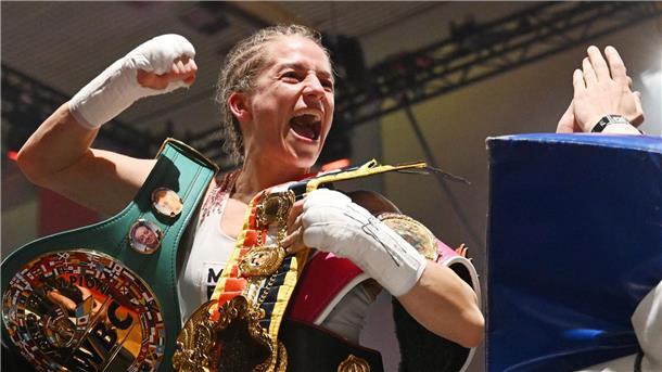 Profi-Boxerin Tina Ruprrecht feiert ihre drei WM-Titel.