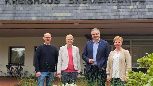 Projektleiter Holger Willenbockel, Dezernentin Dr. Silke Fricke, Landrat Marco Prietz und Christina Schultz, Leiterin des Amts für Gebäudemanagement (von links), haben angesichts der Sanierung in Bremervörde viel miteinander zu besprechen.