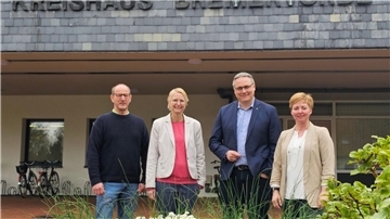Projektleiter Holger Willenbockel, Dezernentin Dr. Silke Fricke, Landrat Marco Prietz und Christina Schultz, Leiterin des Amts für Gebäudemanagement (von links), haben angesichts der Sanierung in Bremervörde viel miteinander zu besprechen.