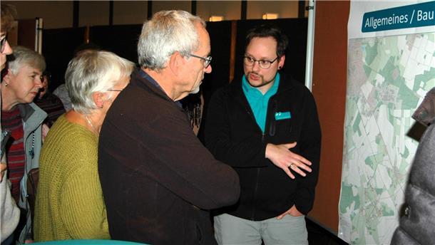 Im Februar werden die Fundamente für die Windenergieanlagen in Zeven gesetzt Projektleiter Robert Koddebusch erläutert mit Grafiken die Standorte der Windenergieanlagen