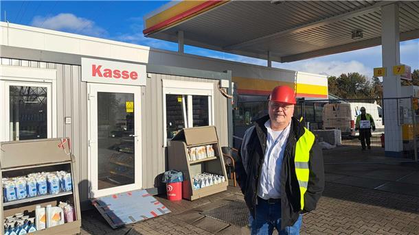 Tankstelle am Autohof Wulsdorf wird umgebaut: Darauf können sich Gäste freuen Prokurist Kevin Tilly am provisorischen Klassencontainer der Tankstelle. Am Autohof Wulsdorf wird derzeit gebaut.