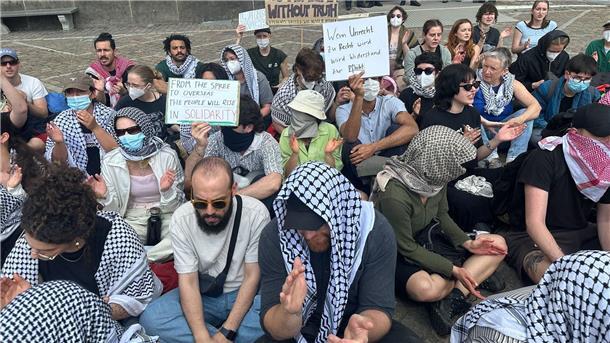 Propalästinensische Proteste vor HU Berlin Propalästinensischer Protest auf dem Gelände der Humboldt-Universität Berlin.
