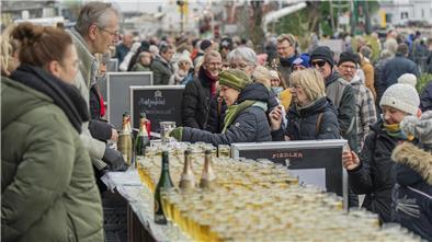 Prosit Neujahr: Hunderte Besucher stellten sich für ein Glas Sekt und einen Berliner in die Schlange. Trotz der Kälte freuten sich alle über das Treffen im Schaufenster Fischereihafen.