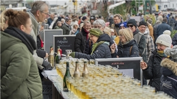 Prosit Neujahr: Hunderte Besucher stellten sich für ein Glas Sekt und einen Berliner in die Schlange. Trotz der Kälte freuten sich alle über das Treffen im Schaufenster Fischereihafen.